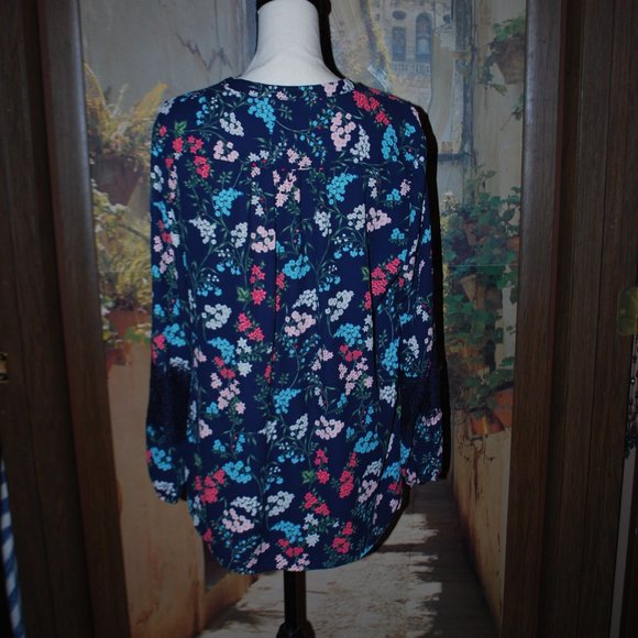 3/$30 - Floral V-neck Button-up Blouse - L - Picture 2 of 12